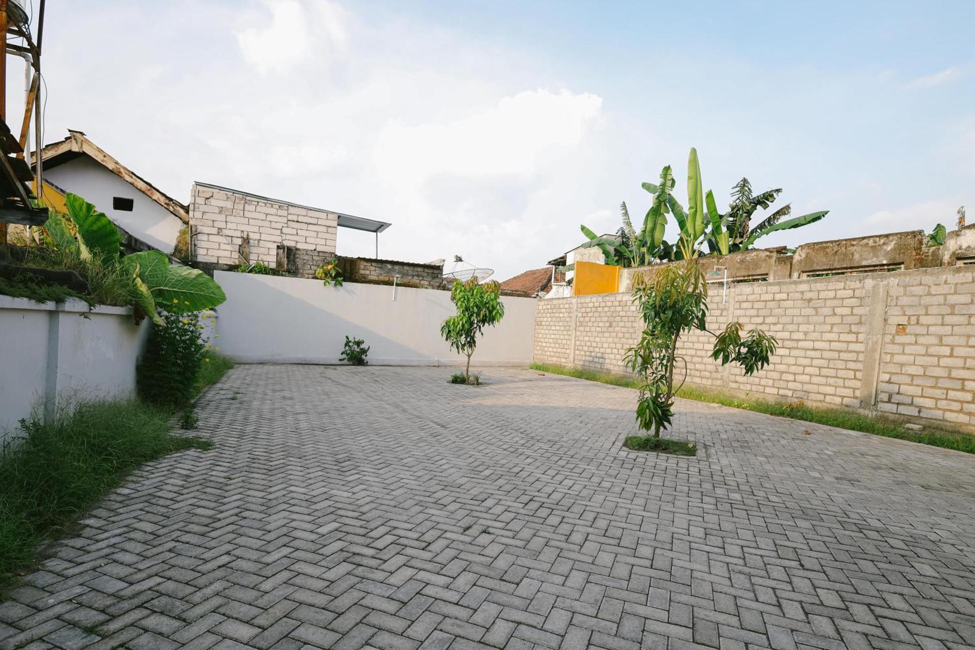 B Syariah Guest House Lumajang Esterno foto