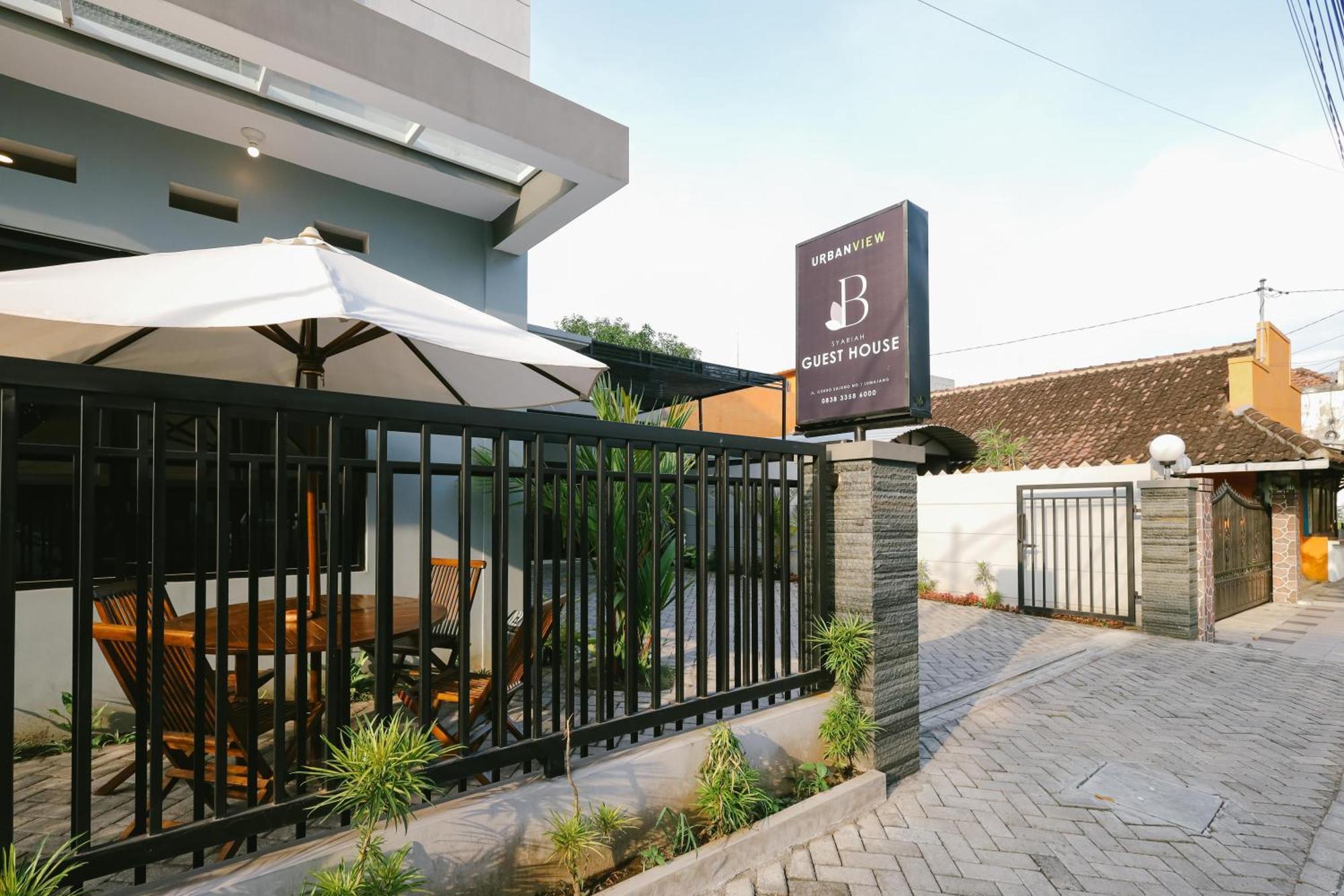 B Syariah Guest House Lumajang Esterno foto