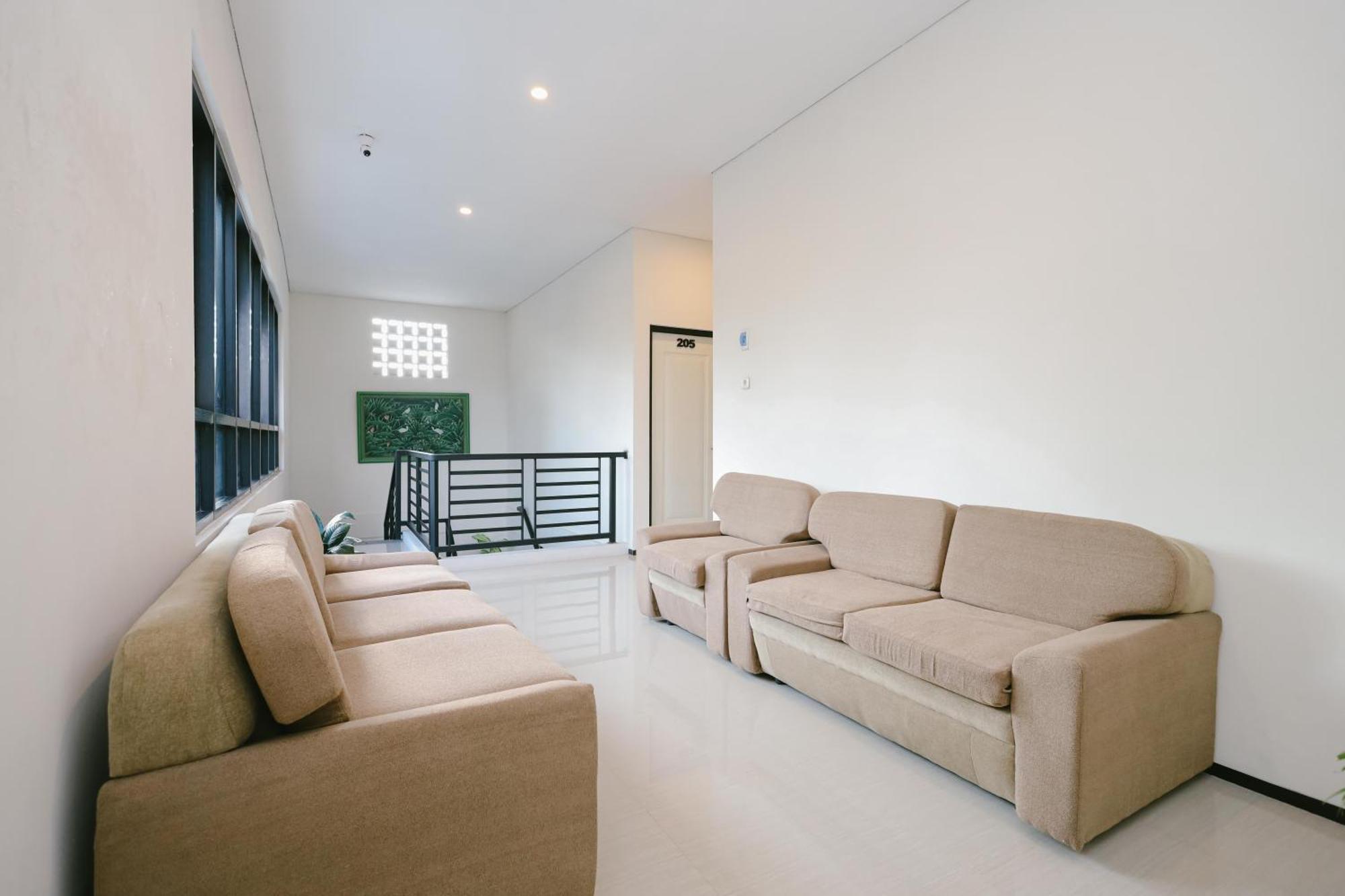 B Syariah Guest House Lumajang Esterno foto